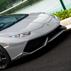 Front bumper close-up Lamborghini Huracan wrapped MOZX Elite Nardo Grey self-healing TPU wrap, seamless wrap around forged carbon front splitter